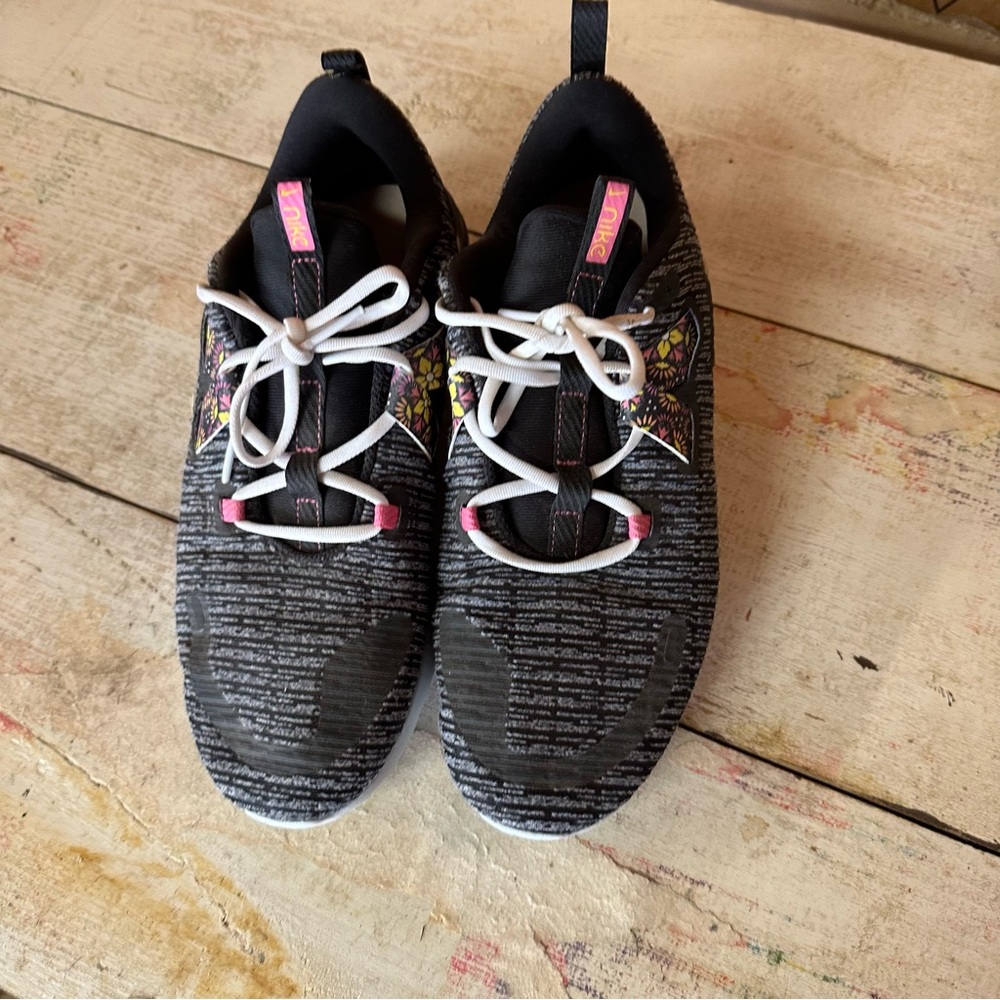 Nike Women's Black and Pink Sneakers